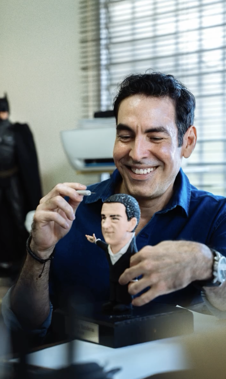 Joaquín Carrasquilla esculpiendo una estatuilla en su estudio